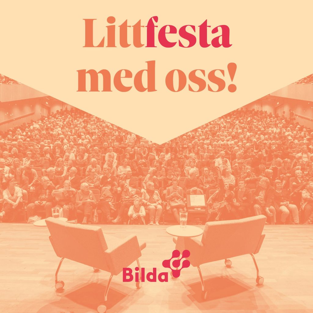 Två tomma stolar på scen inför en stor sittande publik; texten säger "Littfesta med oss! Bilda.