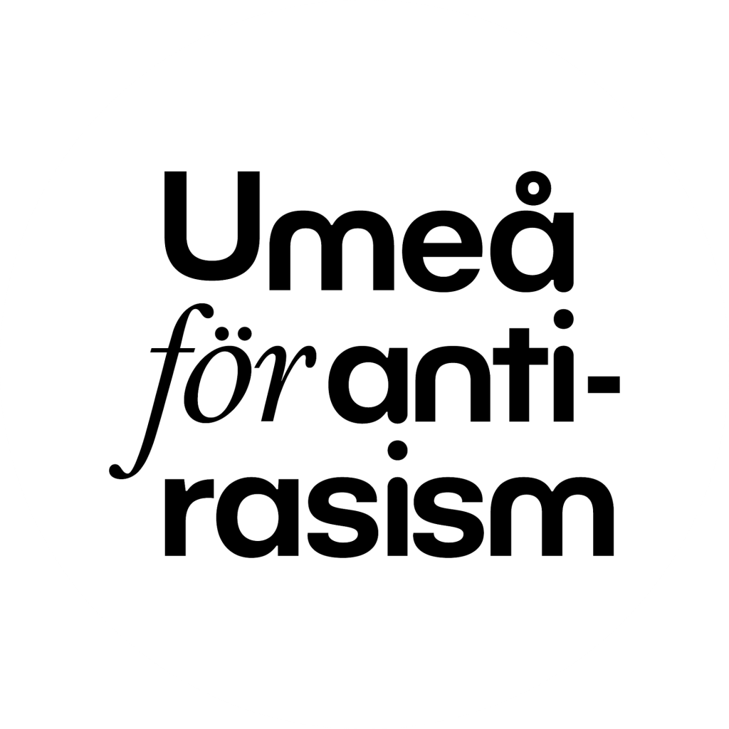 Svart text på vit bakgrund lyder "Umeå för anti-rasism", vilket betyder "Umeå för antirasism" på svenska.