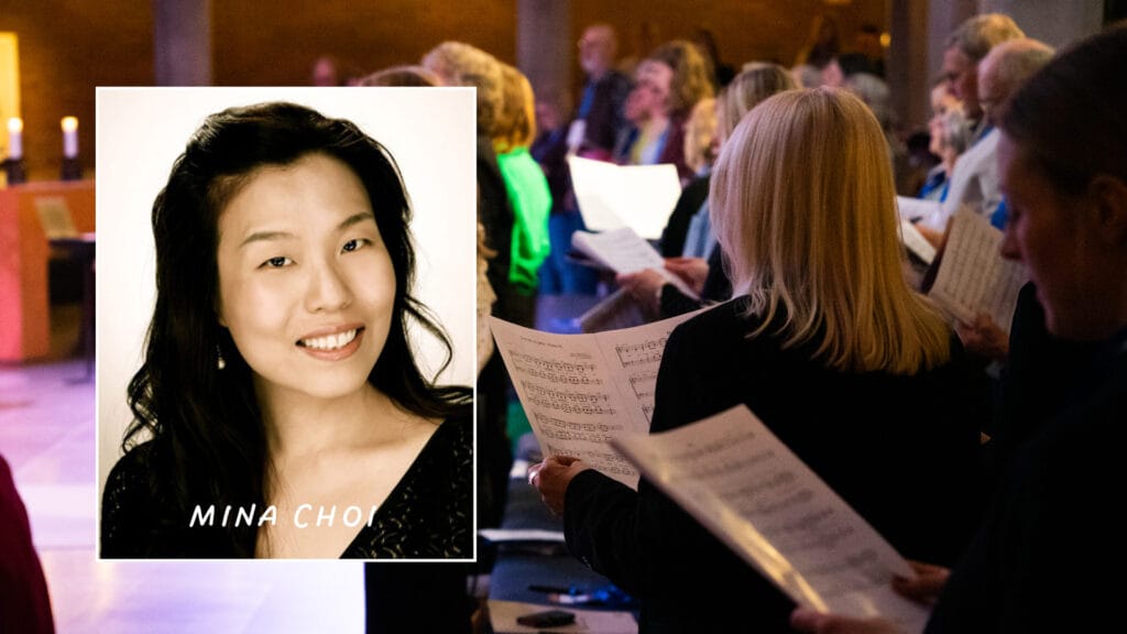 En porträttbild på Mina Cnoi med körmedlemmar i bakgrunden