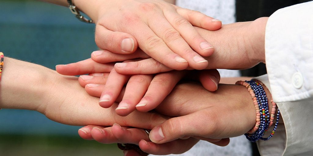 Händer ovanpå varandra