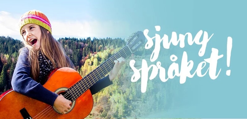 Leende flicka i hatt som spelar gitarr utomhus med orden "sjung språket!" på en blå bakgrund.