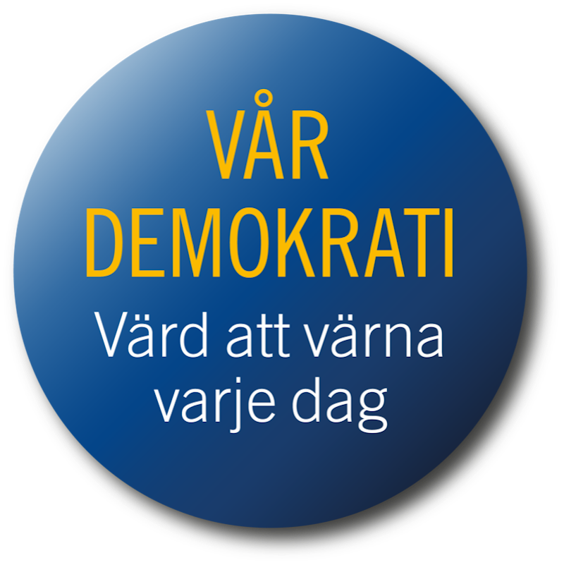 En blå knapp med gul och vit svensk text: "Vår demokrati. Värd att värna varje dag.