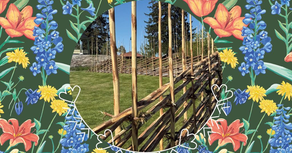 Träpålar bildar ett rustikt staket på gräs, omgivet av en blommig illustrerad kant med färgglada blommor.