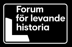 Vit text "Forum för levande historia" och ett stiliserat "L" på svart bakgrund med vit kant.