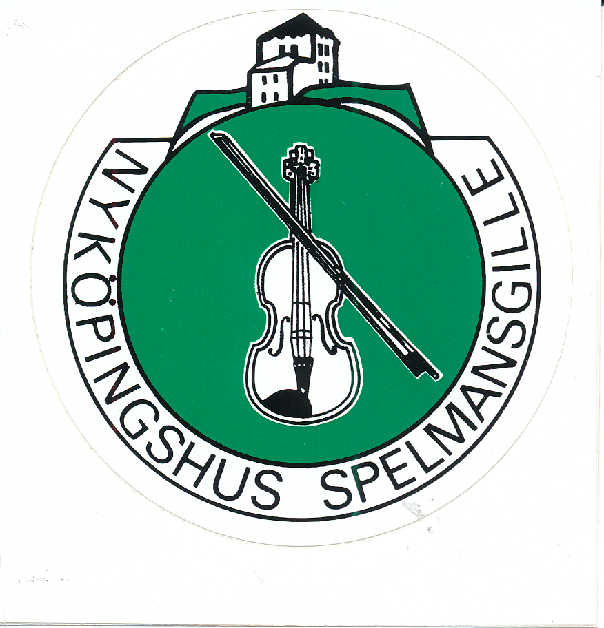 Fiol och stråke på en grön cirkel med ett slott och texten "Nyköpingshus Spelmansgille" runt kanten.