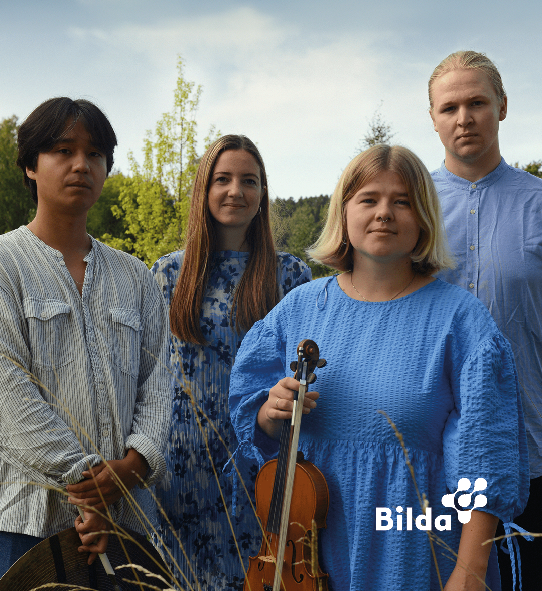 Fyra unga vuxna står utomhus med träd bakom sig. En av dem håller i en violin. Detaljer om konserten finns ovan.