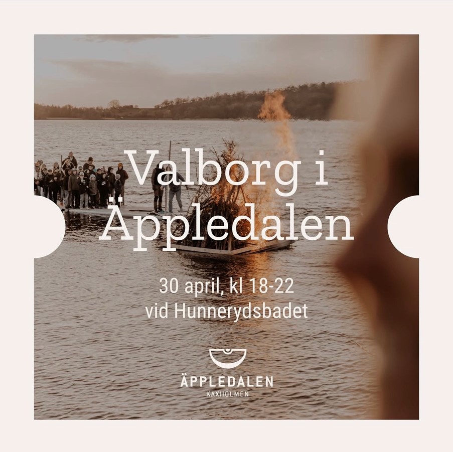 Folk tittar på en brasa på en sjö för Valborg i Äppledalen, 30 april 18-22, vid Hunnerydsbadet.