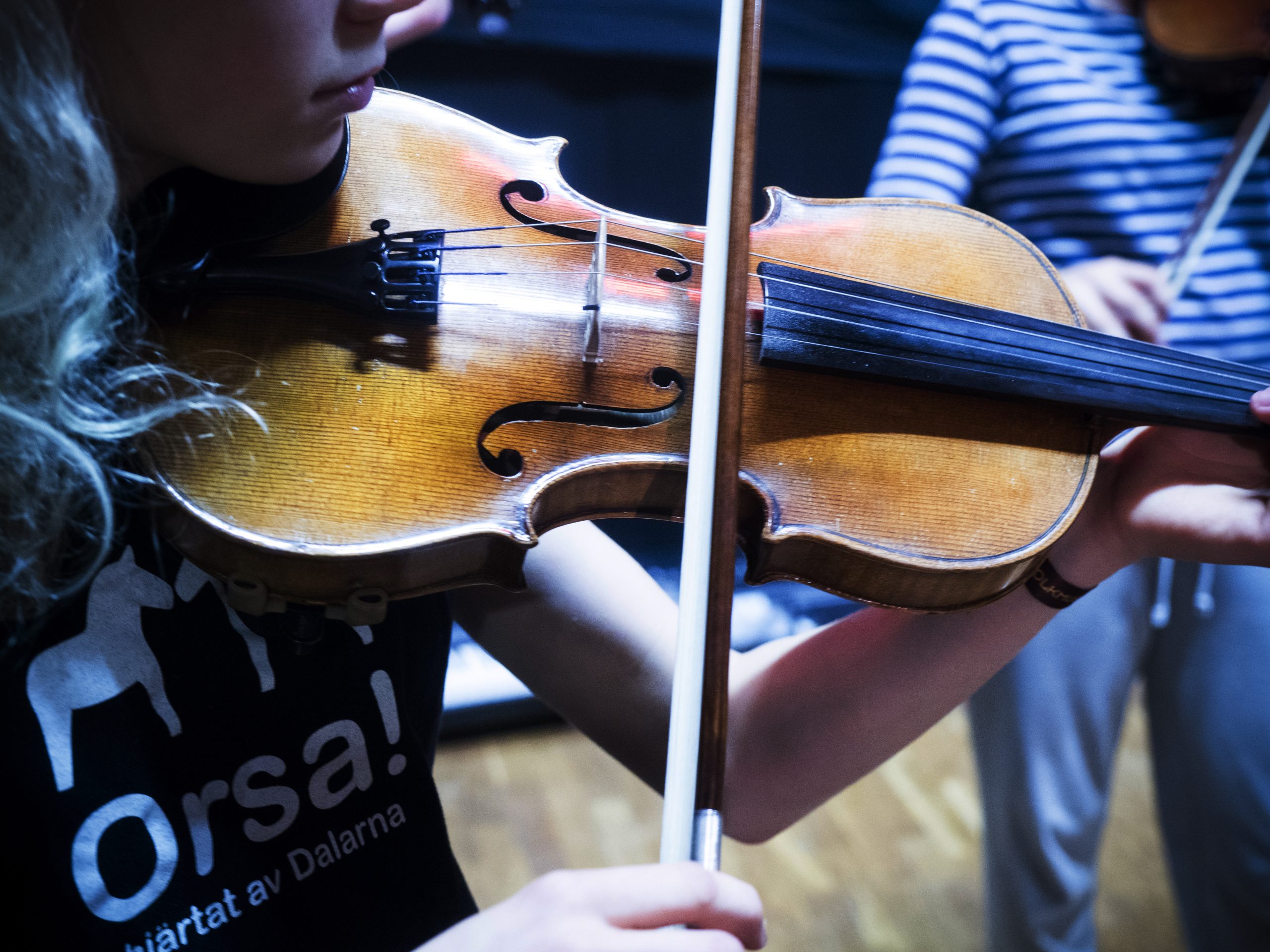 En tjej som spelar fiol