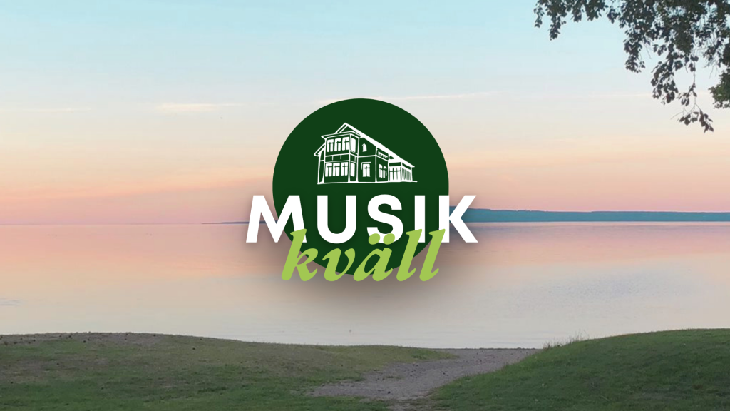 En lugn sjö i solnedgång med texten "Musikkväll" och en byggnadslogotyp i mitten.