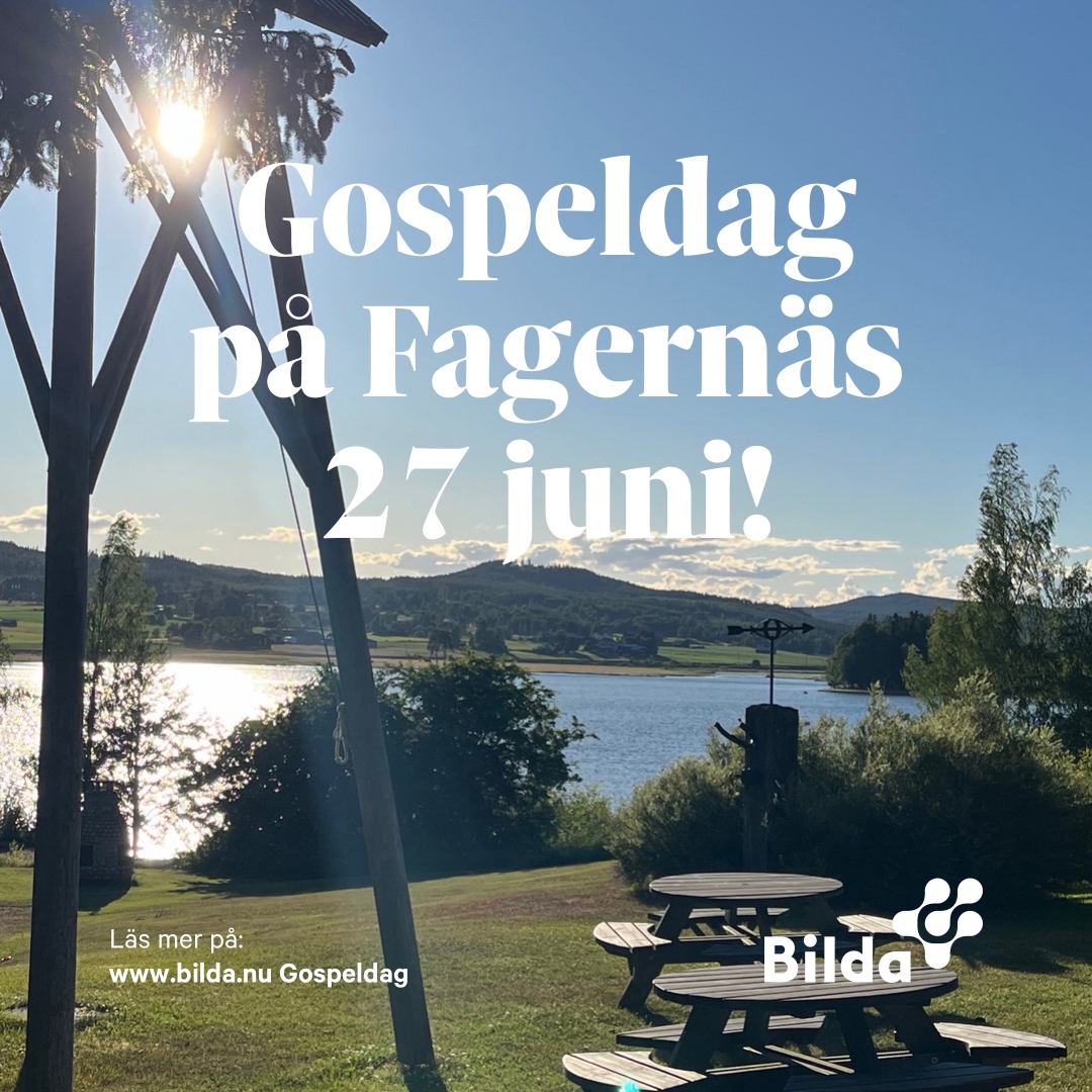 Sjöutsikt med sol och kullar, picknickbord och text: "Gospeldag på Fagernäs 27 juni!".