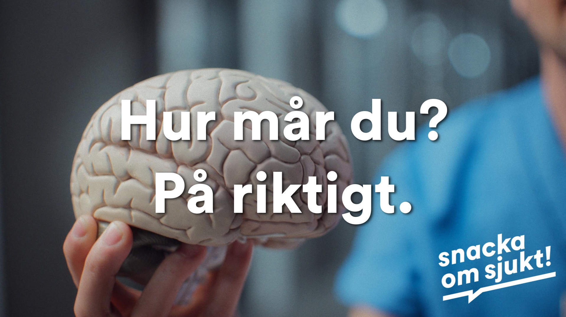 En person i operationskläder håller i en hjärnmodell; svensk text lyder: "Hur mår du? På riktigt. snacka om sjukt!.