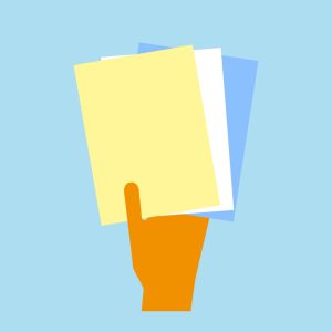 En orange hand håller i tre överlappande pappersark - gult, vitt och blått - mot en ljusblå bakgrund.