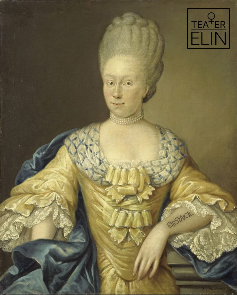 Porträtt av en kvinna i gul klänning med spetsar, högt hår och blått skärp, sittande och vänd framåt.