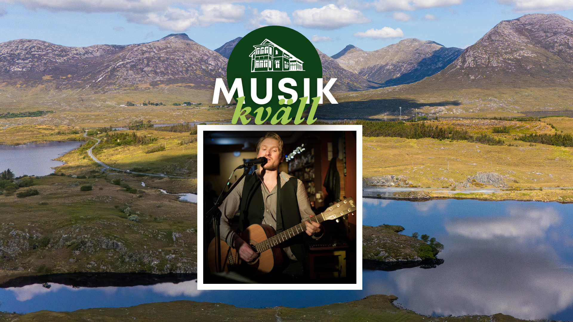 En man spelar gitarr och sjunger; "Musikkväll" text över ett naturskönt fjäll- och sjölandskap.
