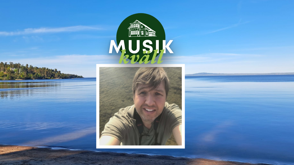 En man som ler på en selfie, överlagrad på en lugn sjöscen med texten "Musikkväll" och en husikon.