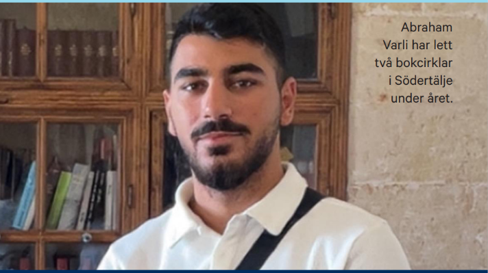 En man med mörkt hår och skägg står framför en bokhylla; svensk text visas till höger.