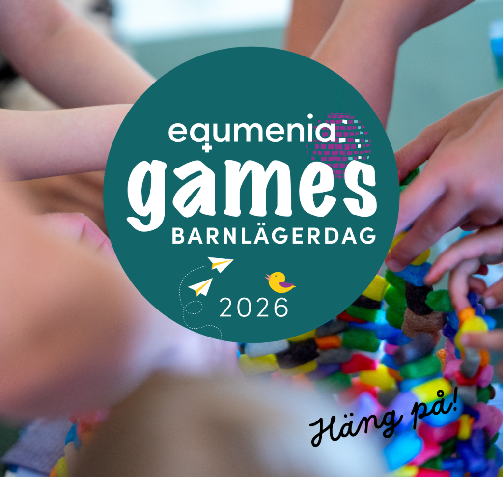 Barnhänder som leker med färgglada leksaker, överlagrat med text om Equmenia Games Barnlägerdag 2026.
