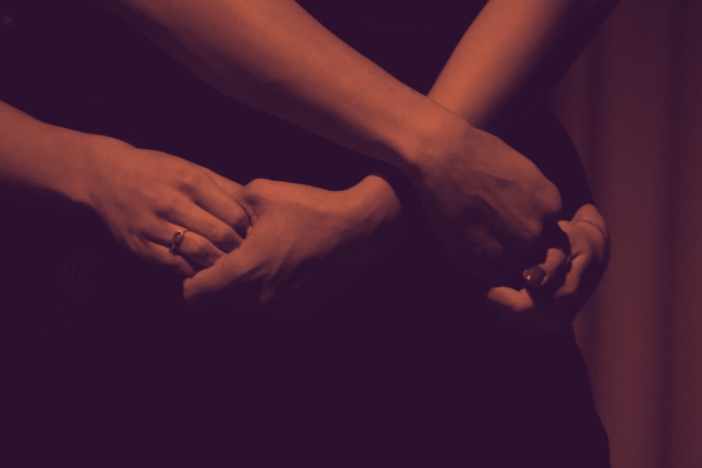 Händer som håller i varandra i en dans