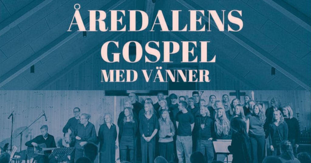En gospelkör med musiker uppträder på scen under texten "Åredalens Gospel Med Vänner" i en kyrka.