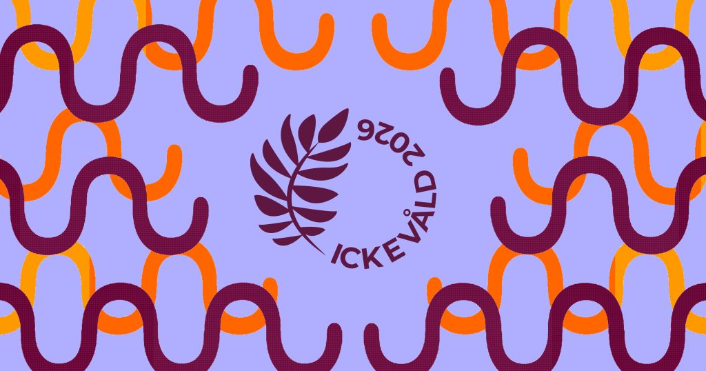 Lila och orange vågiga linjer med en lagerkrans och texten "ICKE VALD 2026" på en ljuslila bakgrund.