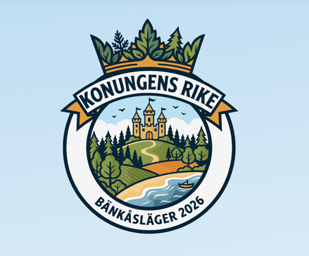 Märke med slott, skog, flod och båt; texten lyder "KONUNGENS RIKE" och "BÄNKÅSLÄGER 2026".