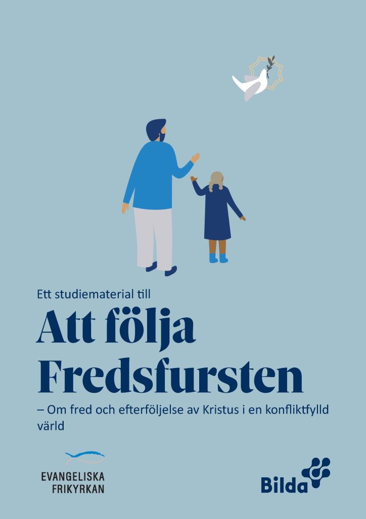 En vuxen och ett barn tittar upp mot en vit duva; svensk text om att följa Fredsfursten visas.