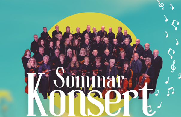 En stor orkestergrupp poserar tillsammans med instrument; texten lyder "Sommar Konsert" på en färgglad bakgrund.