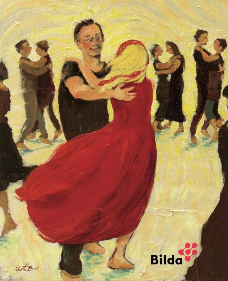 Ett par dansar glatt, med andra dansande i bakgrunden; kvinnans röda klänning flyter när de snurrar.