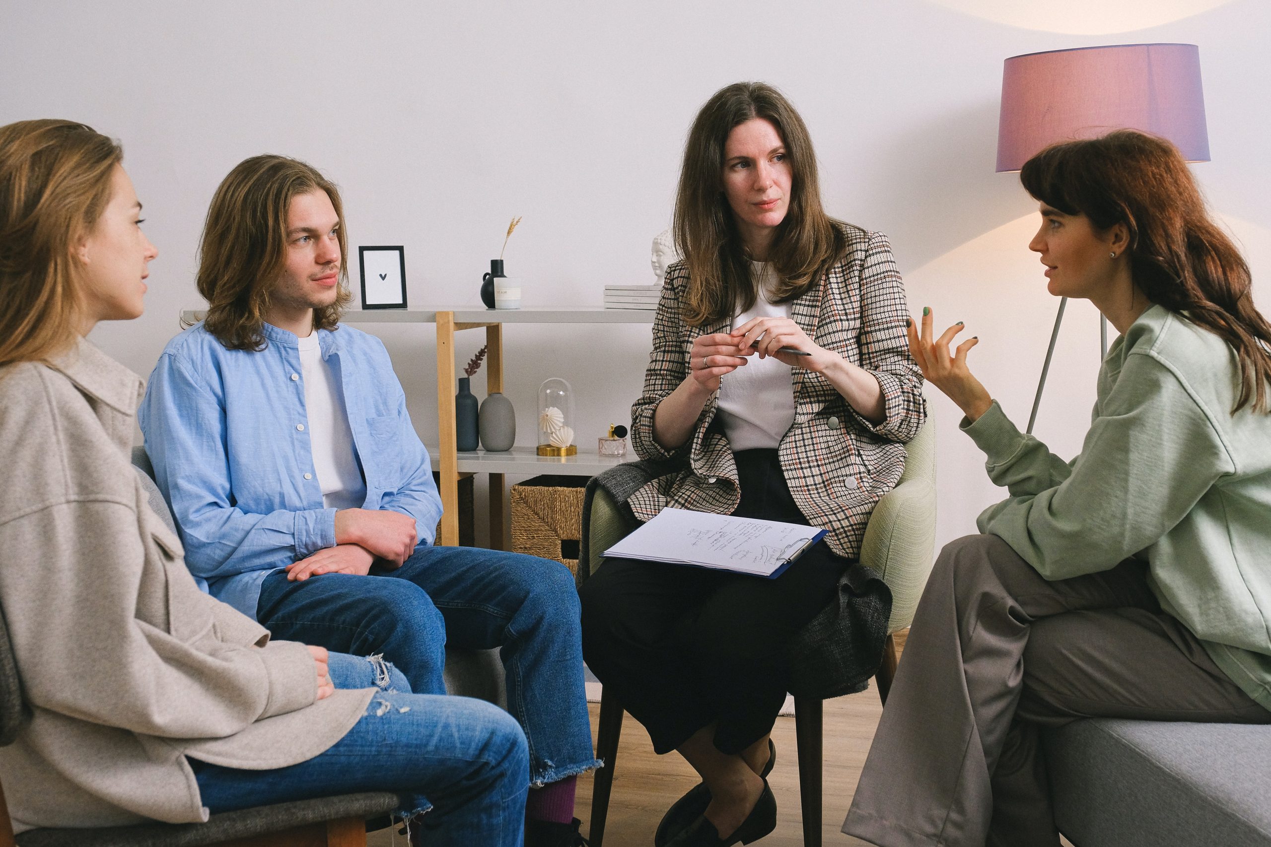 En grupp kvinnor som sitter runt varandra och pratar.