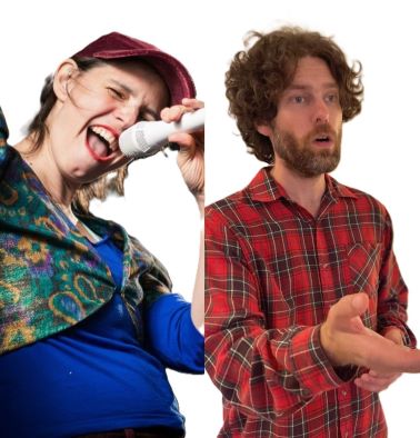 En kvinna som sjunger med full energi i en mikrofon bredvid en man i rutig skjorta som gestikulerar med handen.