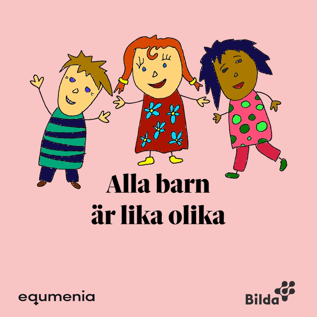 Tre leende barn som håller varandra i handen, med texten ”Alla barn är lika olika” på en rosa bakgrund.