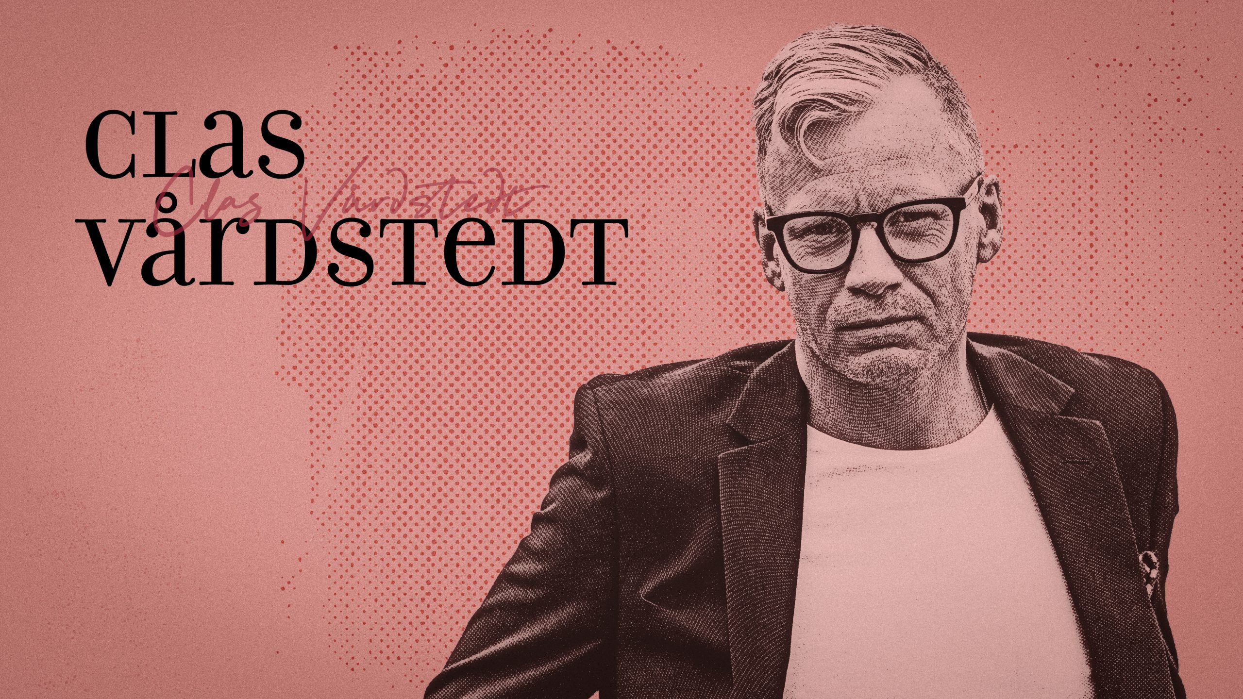 En man med glasögon och kavaj mot en röd bakgrund, med texten ”Clas Värdstedt” bredvid honom.