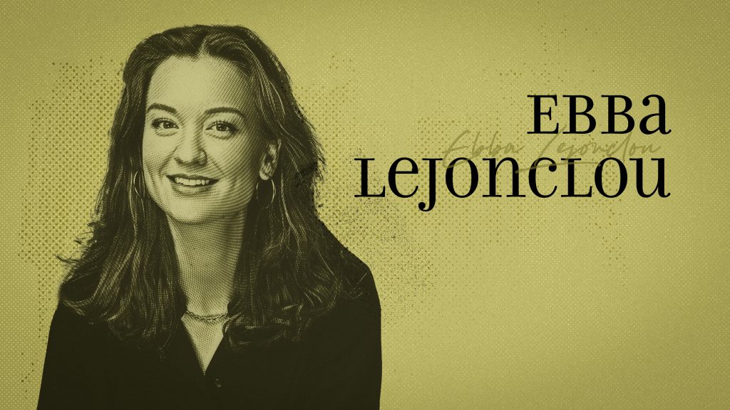 En leende kvinna med långt hår bredvid namnet ”Ebba Lejonclou” mot en gul bakgrund.
