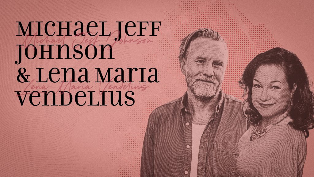 Två personer står sida vid sida under en fetstil text där det står ”Michael Jeff Johnson & Lena Maria Vendelius.”.