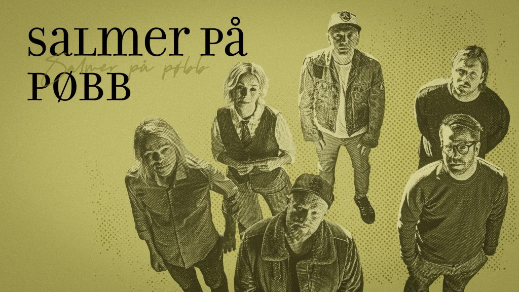 Sex personer står och tittar upp; ”Salmer på Pøbb” står skrivet med fet stil på en gul bakgrund.