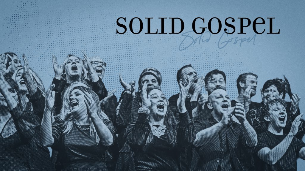 En stor gospelkör sjunger med stor inlevelse under texten ”SOLID GOSPEL” mot en blå bakgrund.