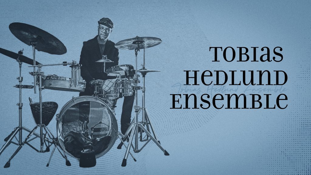 En trummis spelar på ett trumset bredvid texten ”Tobias Hedlund Ensemble” mot en blå bakgrund.