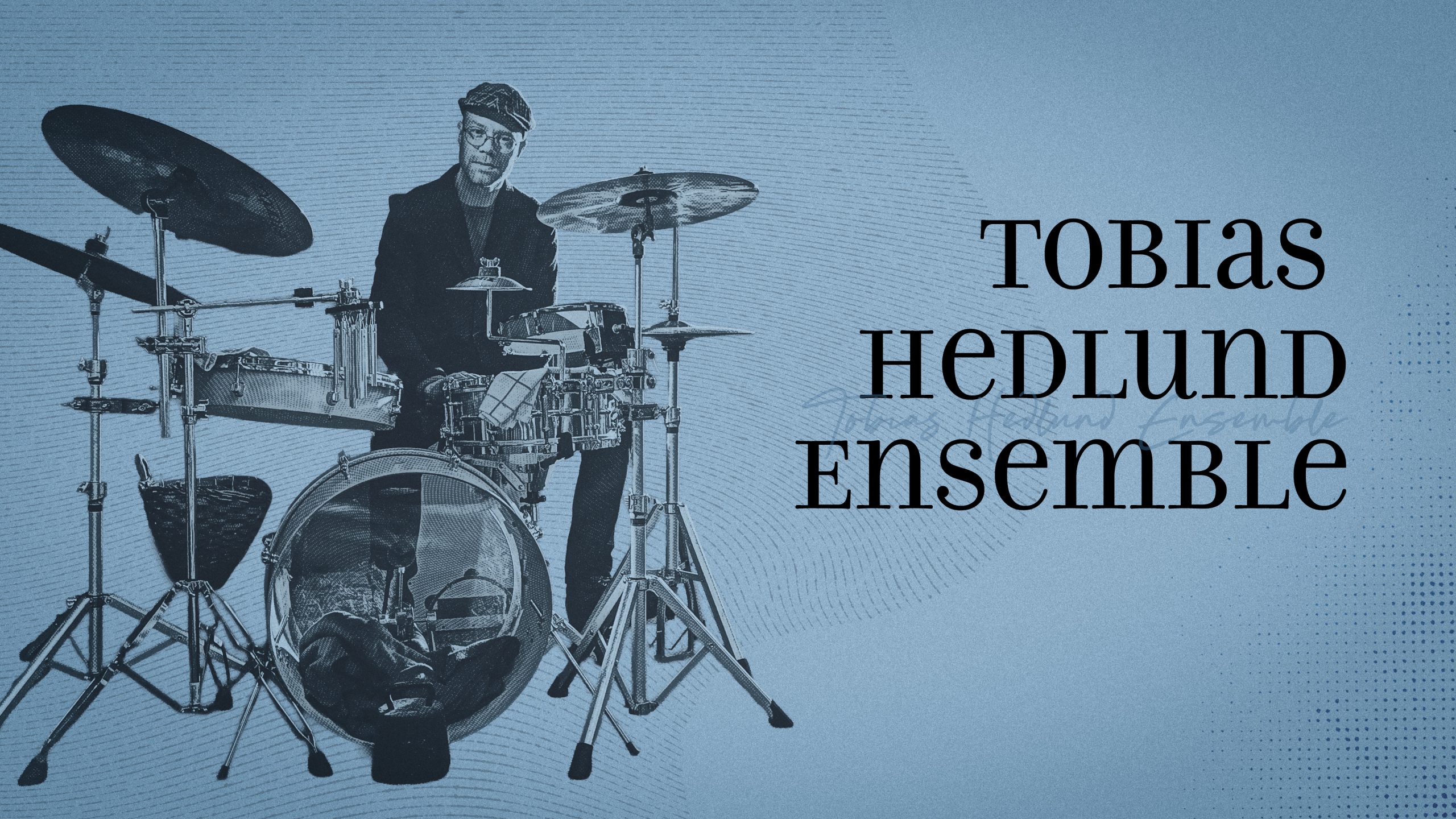En trummis spelar på ett trumset bredvid texten ”Tobias Hedlund Ensemble” mot en blå bakgrund.