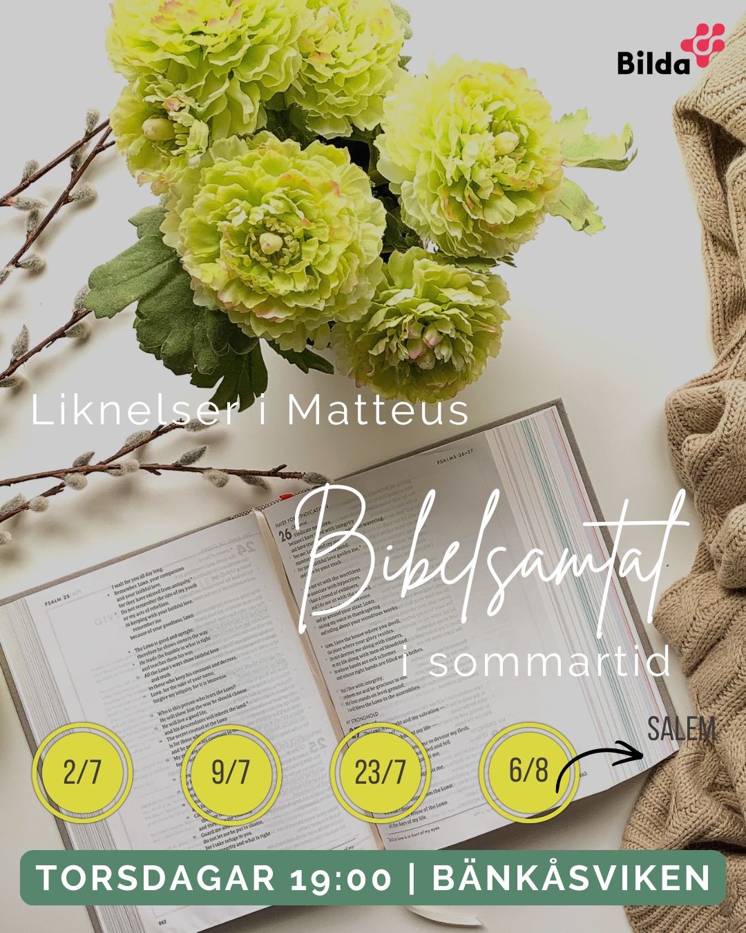 Öppen bibel med gröna blommor, beige halsduk och text om datum och plats för sommarens bibelstudier.
