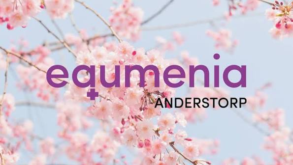 Texten ”equmenia ANDERSTORP” över körsbärsblomgrenar mot en ljusblå himmel som bakgrund.