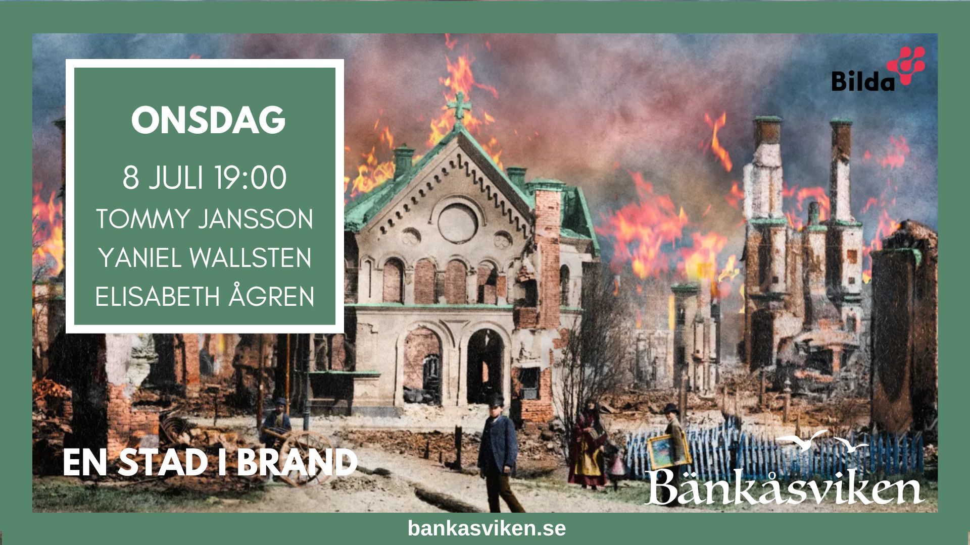 Människor står framför en brinnande stad med förstörda byggnader; information om evenemanget visas på en grön banderoll.