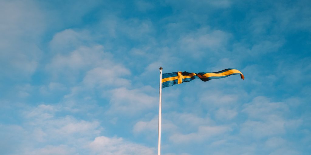 En flagga vajar högt i skyn.