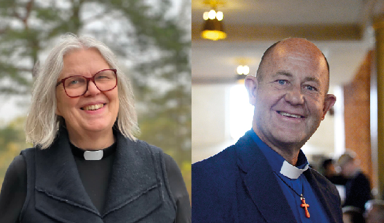Två leende präster med prästkrage, den ena utomhus och den andra inomhus, vända mot kameran.
