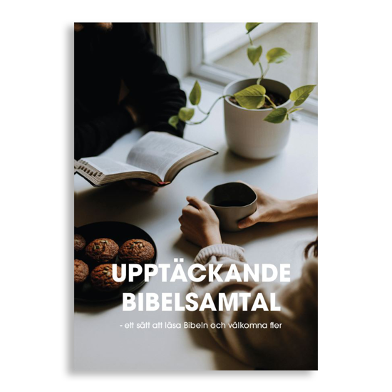 Två personer sitter vid ett bord med en bibel, kaffe och kakor. Svensk text om att upptäcka bibelstunder.