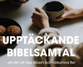 Två personer sitter vid ett bord med en uppslagen bok, kaffekoppar och kakor bredvid krukväxter.