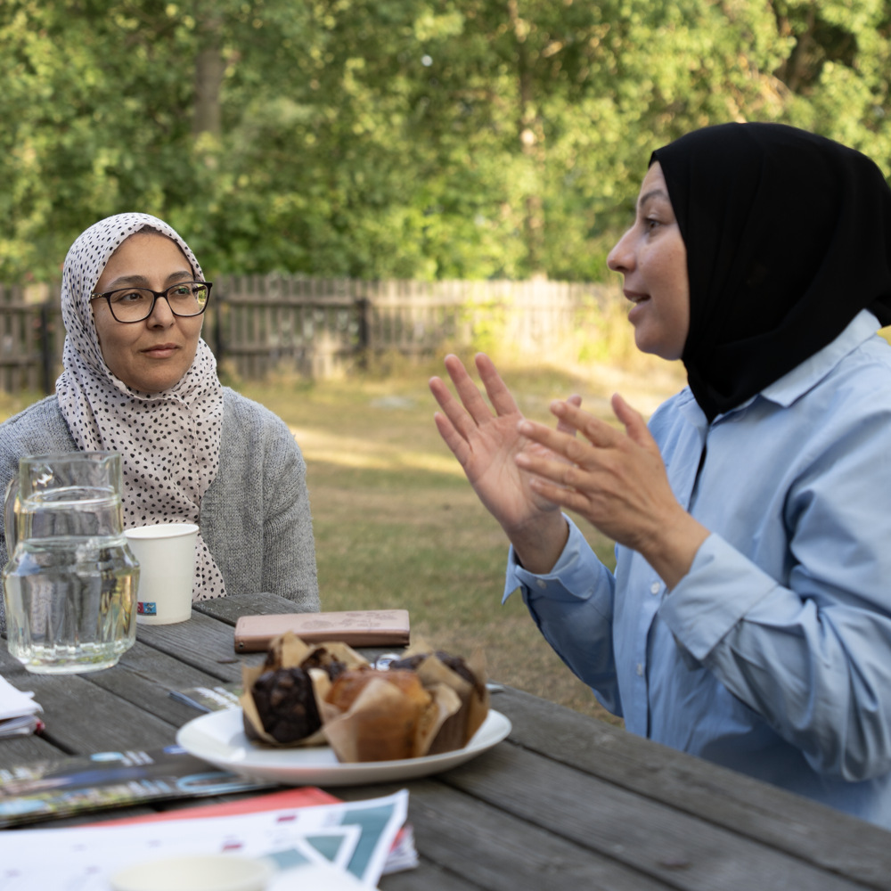 Kvinnor ställer sina frågor till politiker