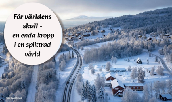En snötäckt by med en slingrande väg, röda hus och skog, med svensk text på en halvgenomskinlig cirkel.