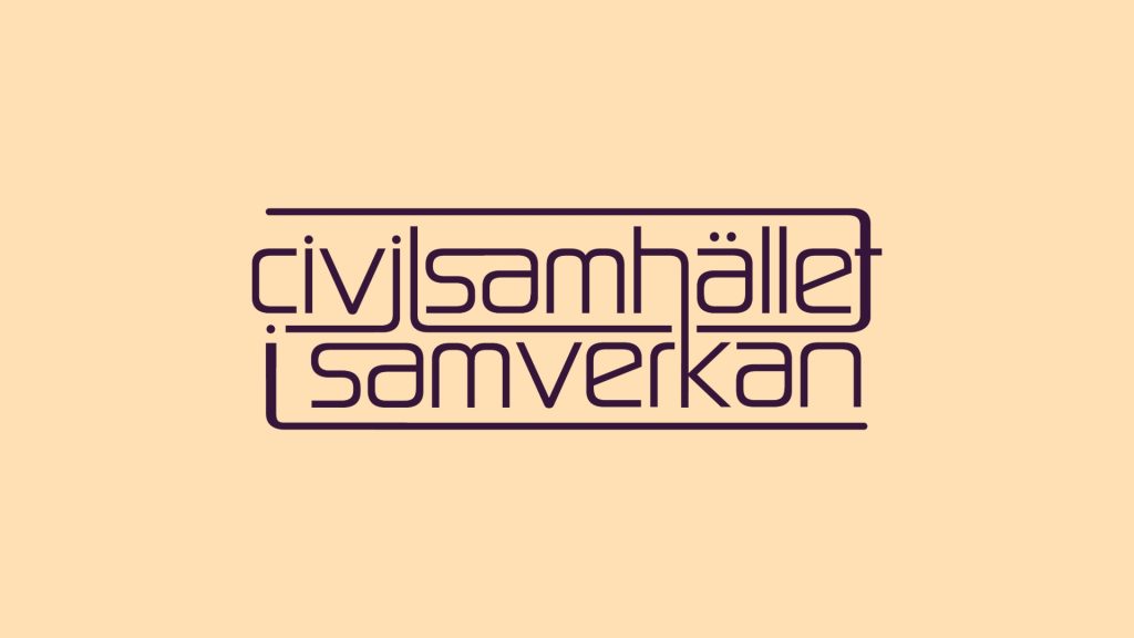 I textlogotypen står det ”civilsamhället i samverkan” i ett modernt, sammanhängande mörkt typsnitt på en beige bakgrund.