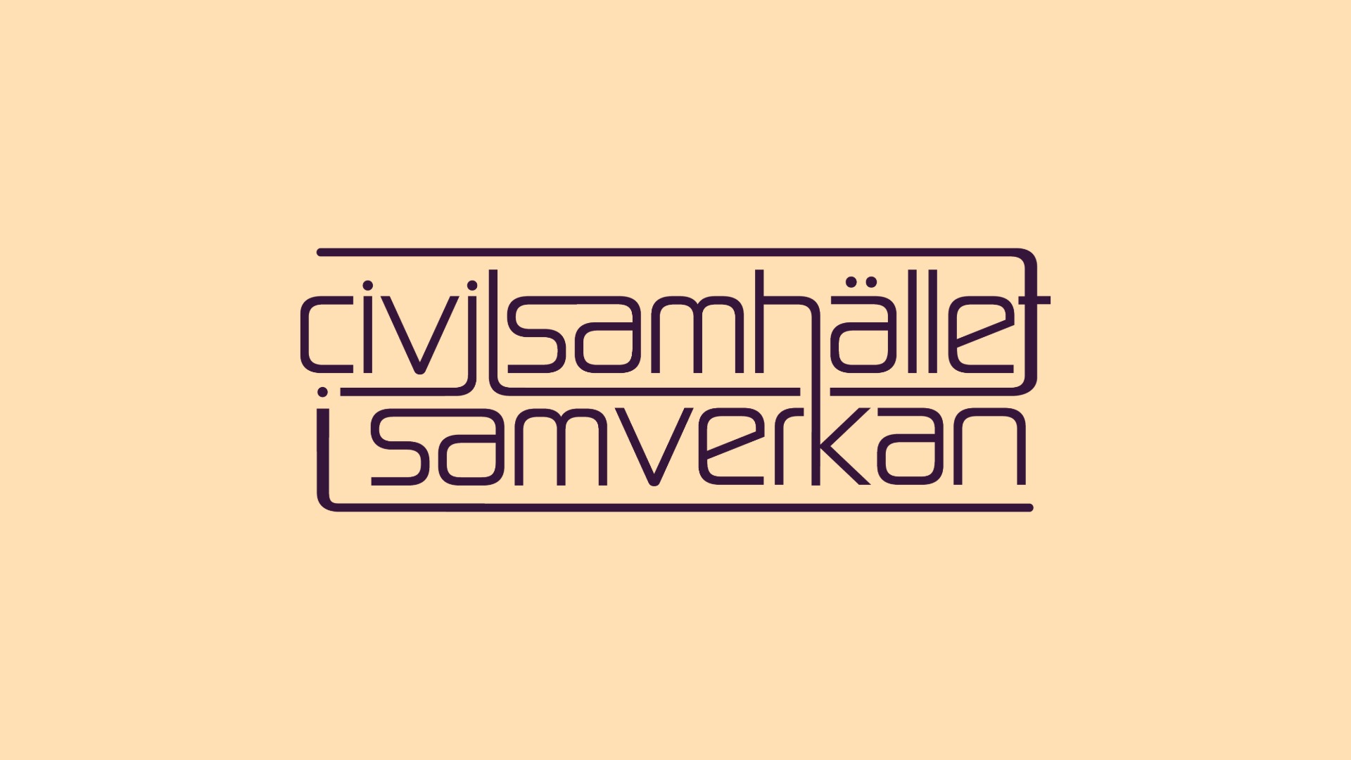I textlogotypen står det ”civilsamhället i samverkan” i ett modernt, sammanhängande mörkt typsnitt på en beige bakgrund.