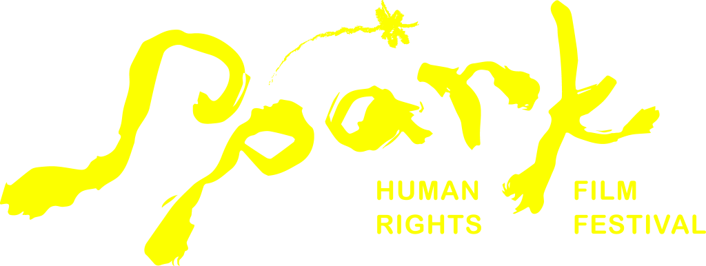 Den gula texten lyder ”Spark Human Rights Film Festival” och är utformad med konstnärliga penseldrag samt en gnista ovanför bokstaven ”a”.